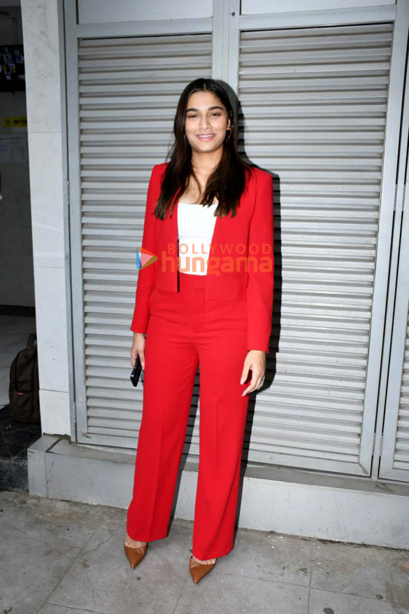 photos saiee manjrekar snapped in bandra 3 4