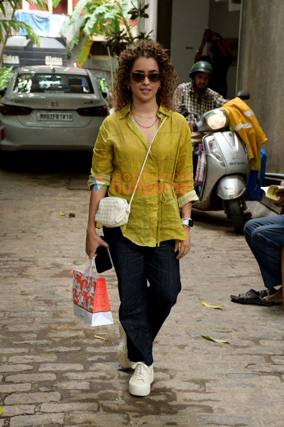 photos sanya malhotra snapped in khar 1