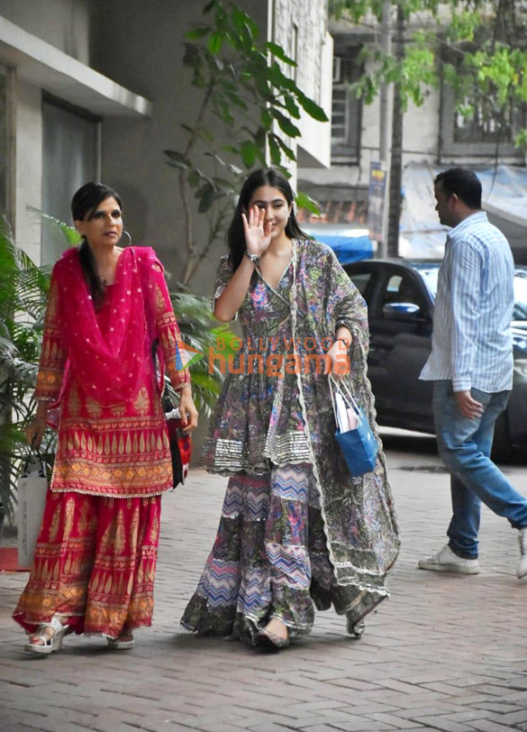 photos sara ali khan soha ali khan and saba ali khan snapped at kareena kapoor khans house in bandra 5