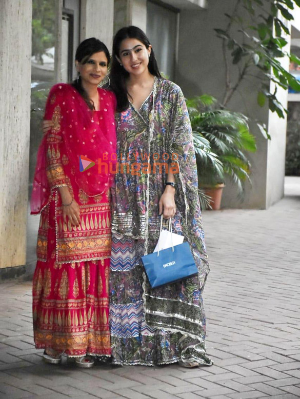 Photos: Sara Ali Khan, Soha Ali Khan and Saba Ali Khan snapped at Kareena Kapoor Khan’s house in Bandra Photos: Sara Ali Khan, Soha Ali Khan and Saba Ali Khan snapped at Kareena Kapoor Khan’s house in Bandra