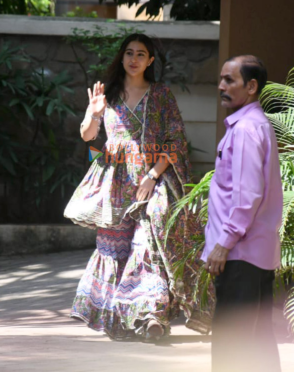photos sara ali khan spotted at saif ali khans house in bandra 1