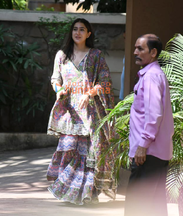 photos sara ali khan spotted at saif ali khans house in bandra 2