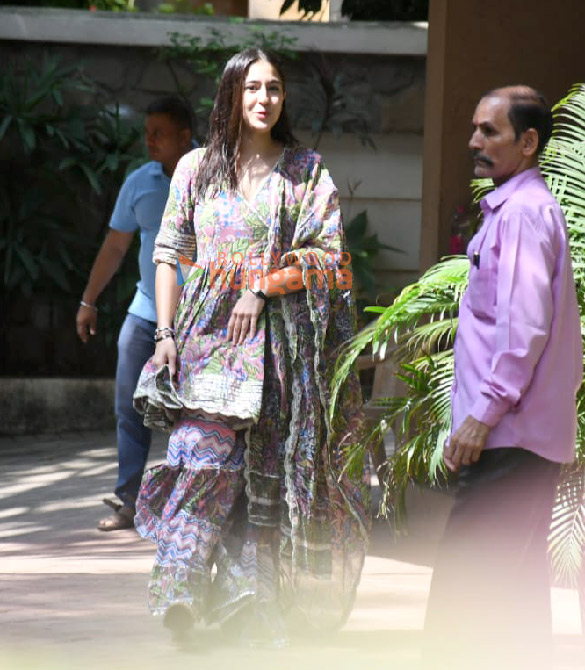 photos sara ali khan spotted at saif ali khans house in bandra 4