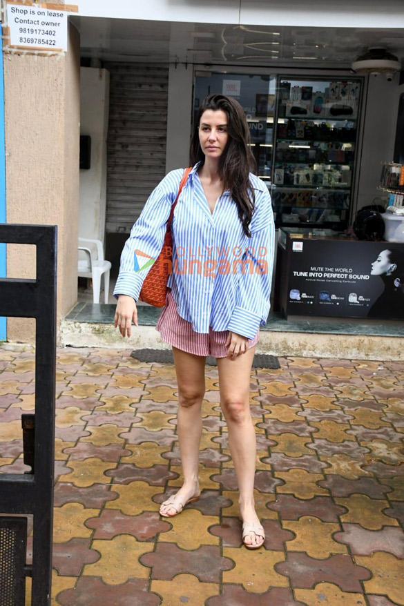 photos shahid kapoor and giorgia andriani snapped in bandra 4