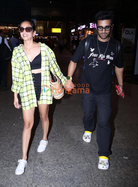 photos sherlyn chopra kriti kharbanda and pulkit samrat snapped at the airport 5