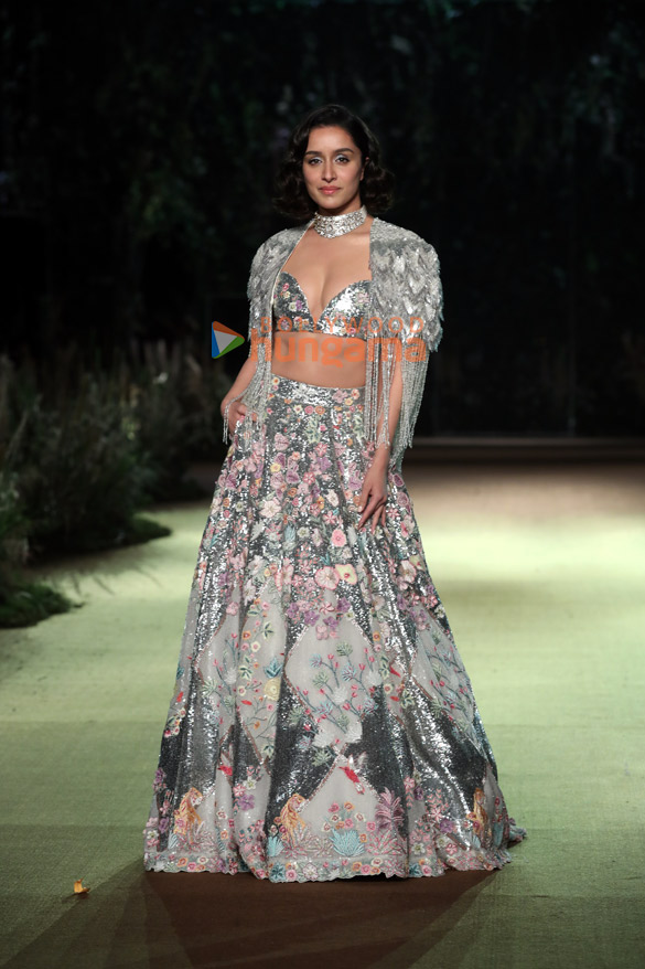 photos shraddha kapoor walks the ramp for rahul mishras at india couture week 2023 5