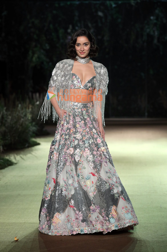 photos shraddha kapoor walks the ramp for rahul mishras at india couture week 2023 6