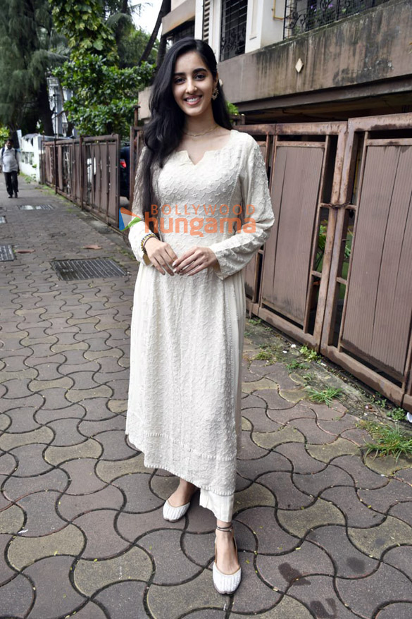 photos simratt kaur randhawa snapped outside director anil sharmas office 4