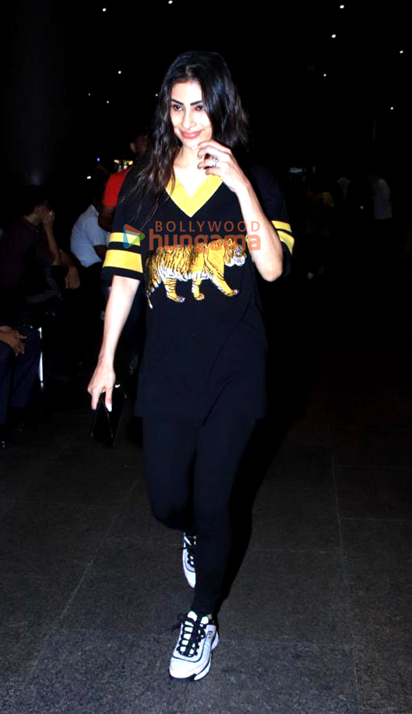 photos sonakshi sinha and mouni roy snapped at the airport 4