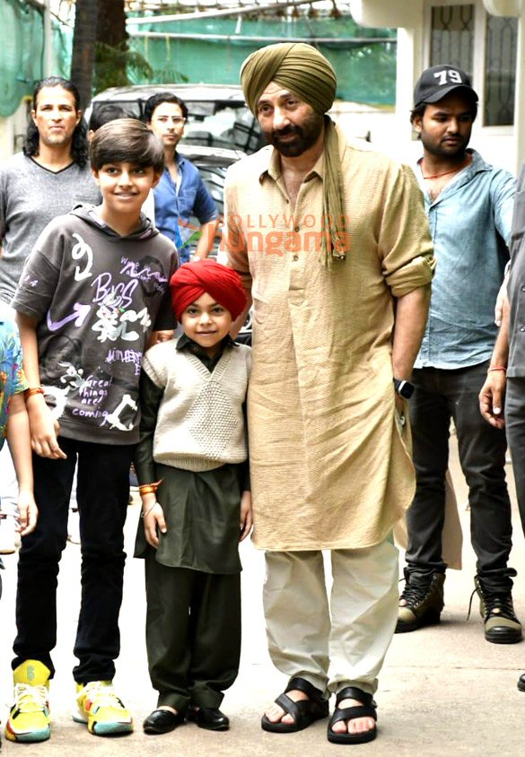 Photos: Sunny Deol snapped with his fans at Sunny Super Sound Photos: Sunny Deol snapped with his fans at Sunny Super Sound