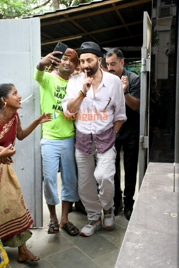 photos sunny deol spotted in bandra 1