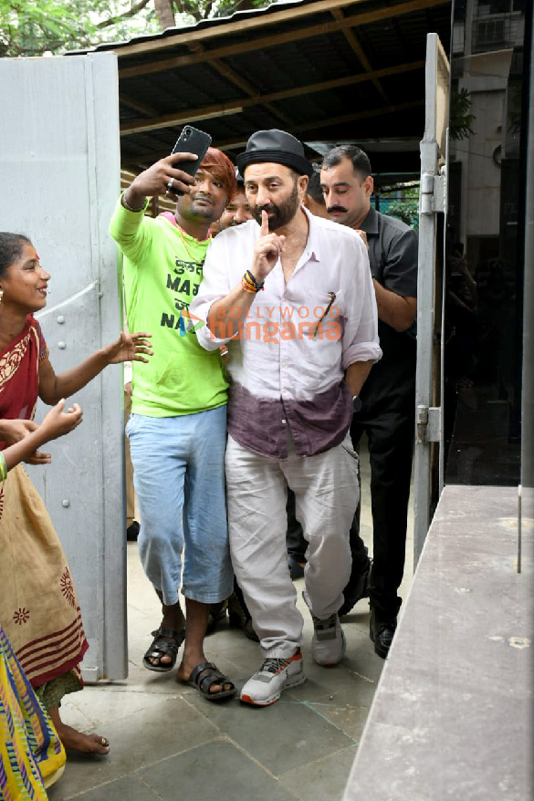 photos sunny deol spotted in bandra 2