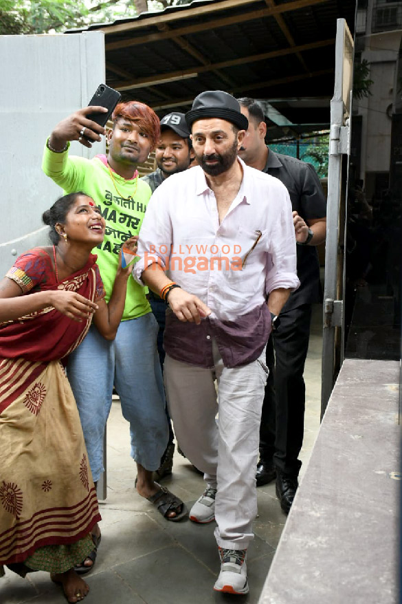photos sunny deol spotted in bandra 3