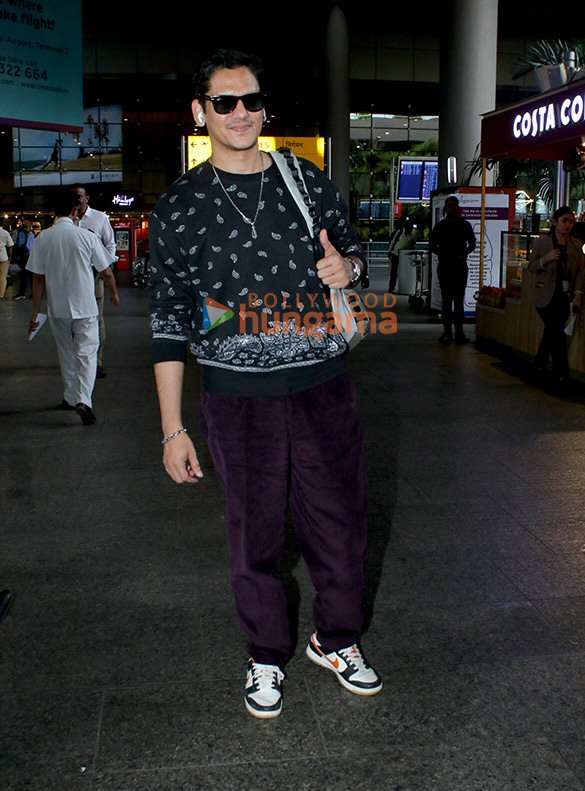 photos sunny leone kartik aaryan and others snapped at the airport 5