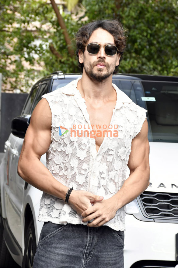 photos tiger shroff snapped at pooja entertainments office in juhu 4