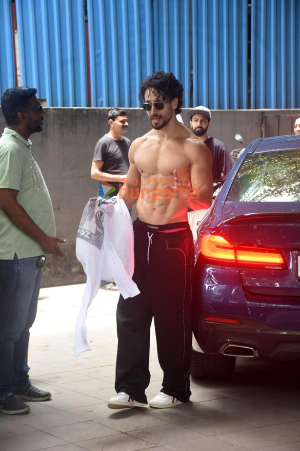 Photos: Tiger Shroff snapped shirtless