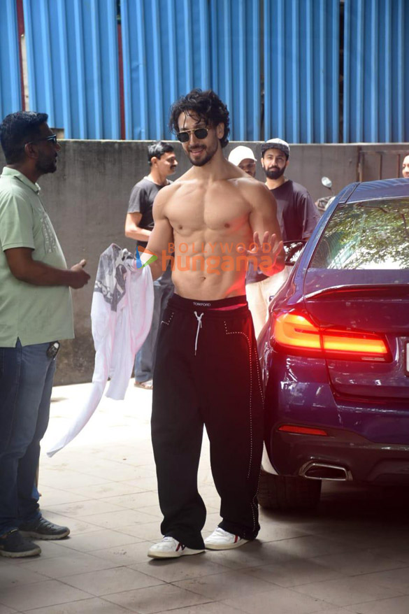 photos tiger shroff snapped shirtless 6