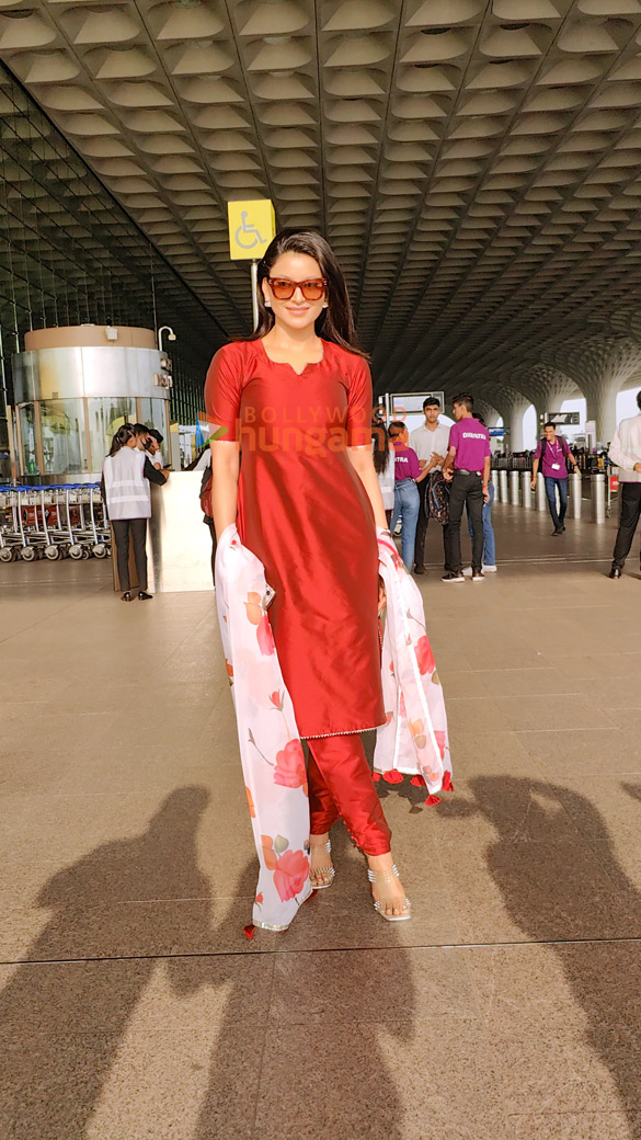photos urvashi rautela rakhi sawant and manushi chhillar snapped at the airport 1