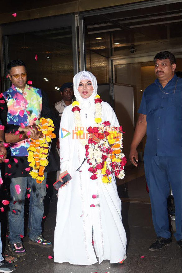 photos urvashi rautela rakhi sawant and manushi chhillar snapped at the airport 5