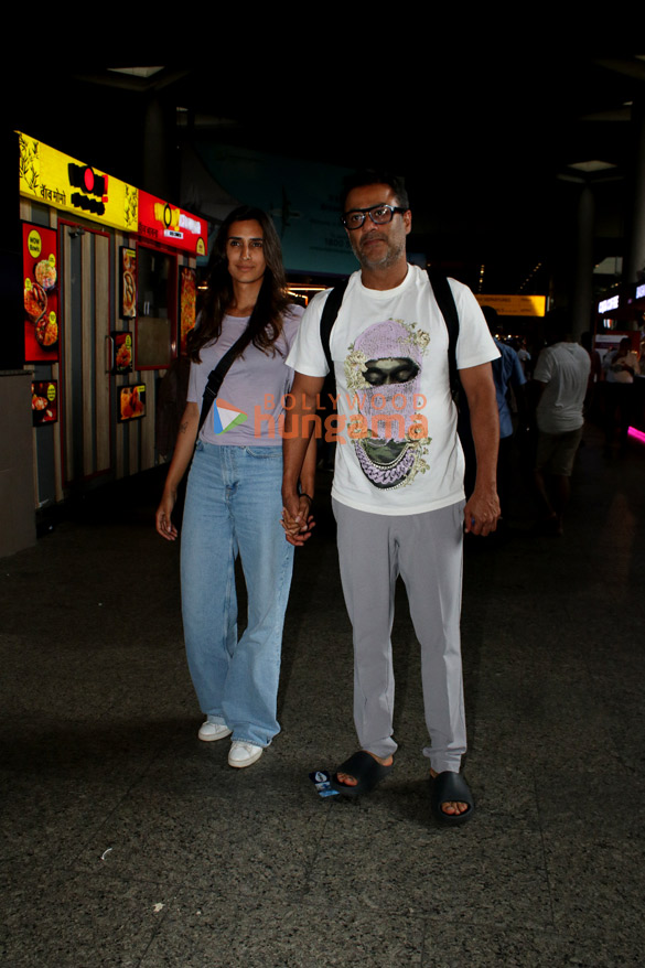 photos vaani kapoor nushrratt bharuccha and others snapped at the airport 1