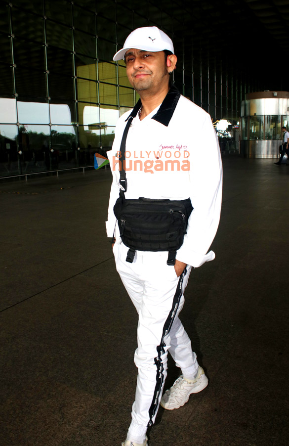 photos vaani kapoor vijay varma and sonu nigam snapped at the airport 3