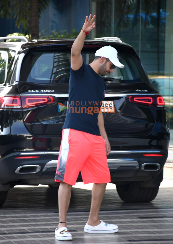 photos varun dhawan snapped in andheri 2 5