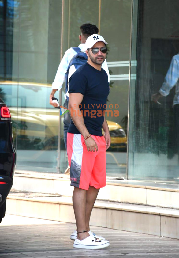 Photos: Varun Dhawan snapped in Andheri Photos: Varun Dhawan snapped in Andheri