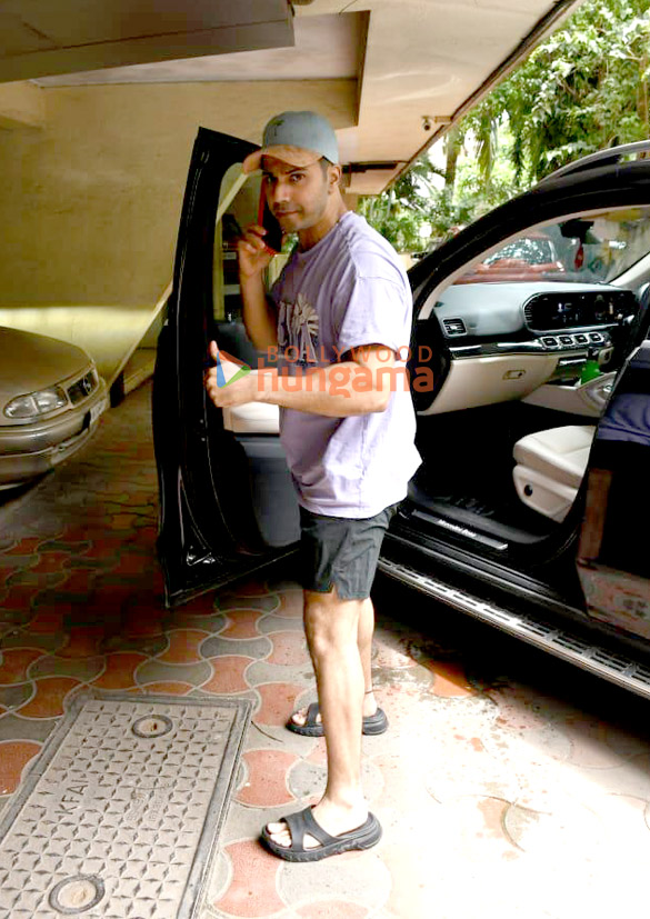 photos varun dhawan snapped outside a clinic 4
