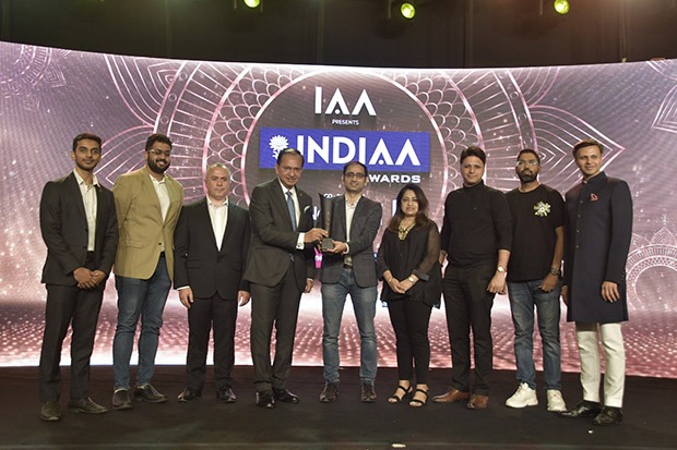 Ayushmann Khurrana and Prasoon Joshi recite their poems at the IndAA Awards Ayushmann Khurrana and Prasoon Joshi recite their poems at the IndAA Awards