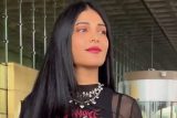 Emo girl! Shruti Haasan slays the all black airport look