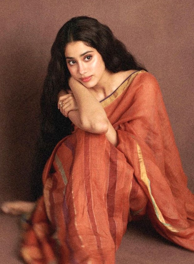 Janhvi Kapoor looks like a work of art in the red linen saree, which will undoubtedly transport you to another era
