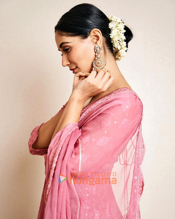 nikita dutta 3 65