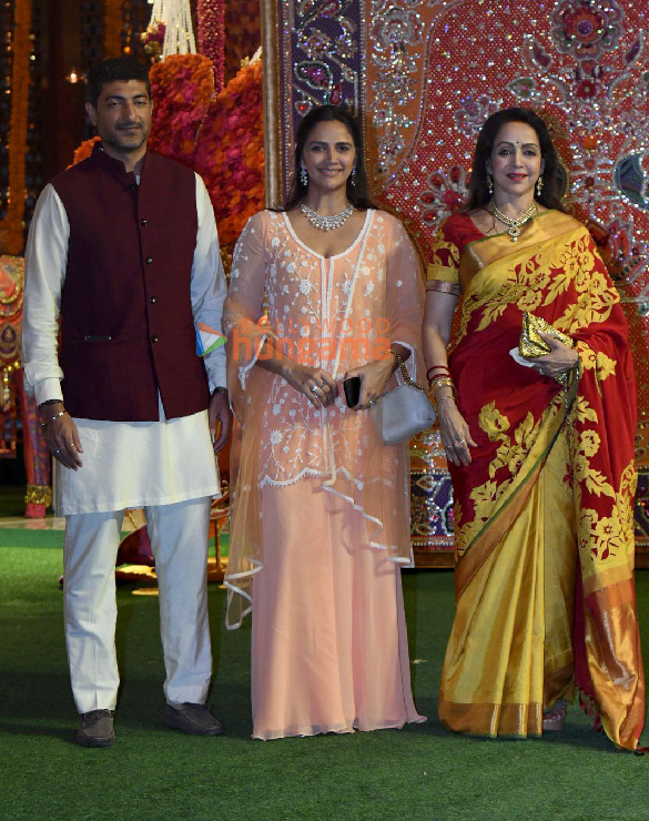 photos celebs arrive at ambanis house for ganpati darshan 8