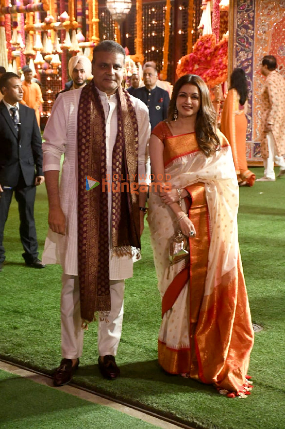 photos celebs arrive at ambanis house for ganpati darshan 9