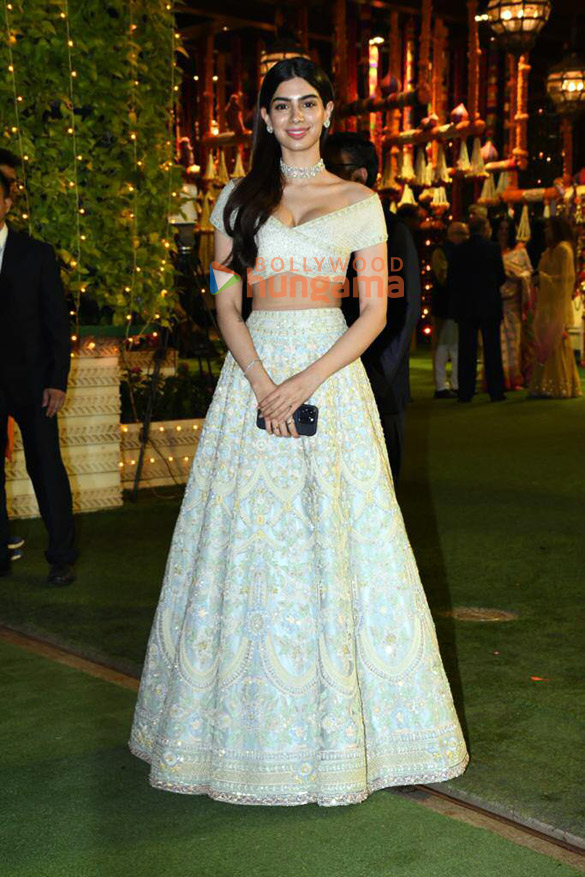 photos celebs arrive at ambanis house for ganpati darshan9 11