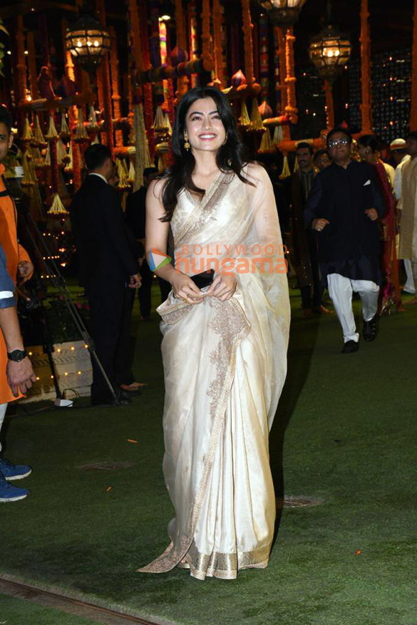 photos celebs arrive at ambanis house for ganpati darshan9 13
