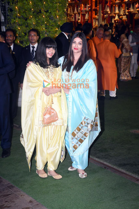 photos celebs arrive at ambanis house for ganpati darshan9 18