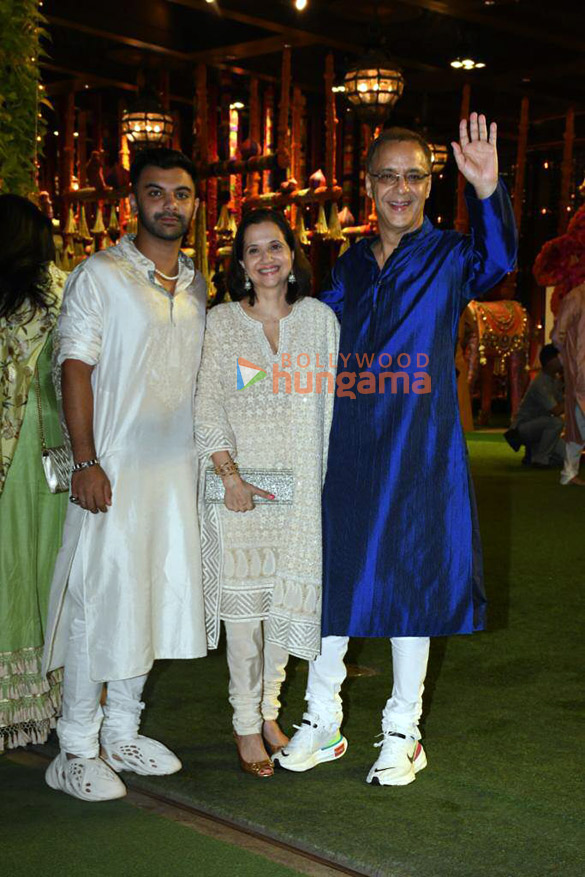 photos celebs arrive at ambanis house for ganpati darshan9 20