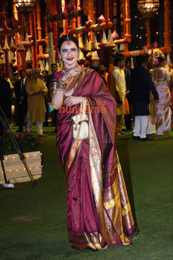 photos celebs arrive at ambanis house for ganpati darshan9 24