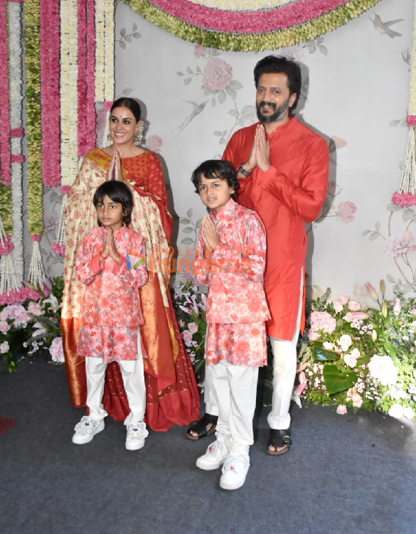 photos celebs arrive at arpita khans house for ganpati darshan 2 3