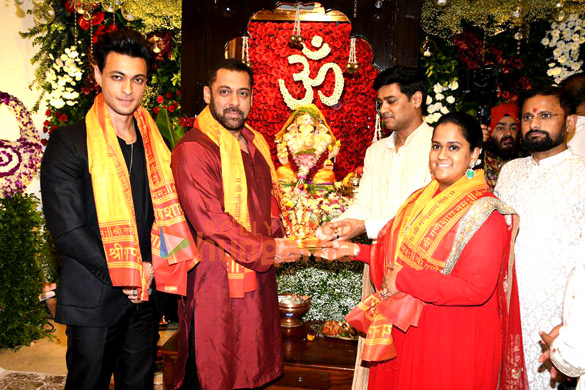 photos celebs snapped at cms residence for ganpati darshan 36