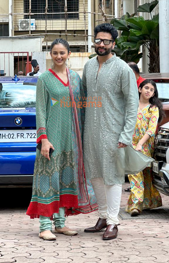 photos celebs snapped visiting shilpa shettys house for ganpati 2