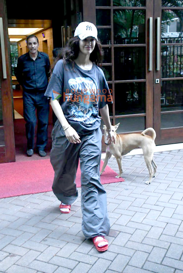 Photos: Disha Patani snapped outside a dance class in Bandra Photos: Disha Patani snapped outside a dance class in Bandra