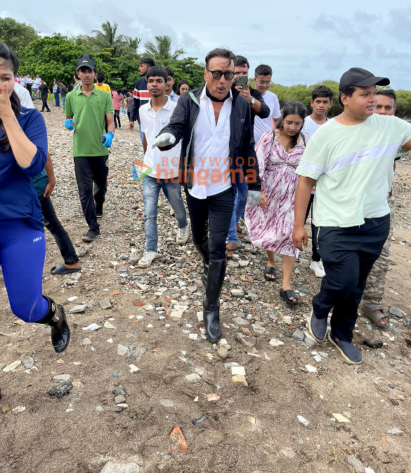 photos jackie shroff joins the initiative of cleaning mumbai beaches 1
