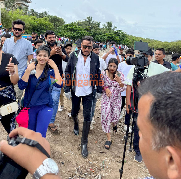 photos jackie shroff joins the initiative of cleaning mumbai beaches 5