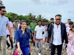 Photos: Jackie Shroff joins the initiative of cleaning Mumbai beaches