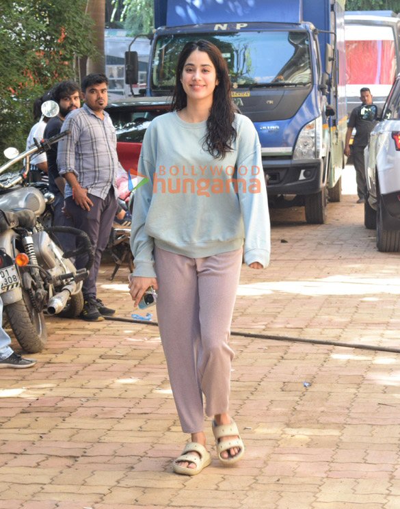 Photos: Janhvi Kapoor spotted at shoot location in Grant Road, Mumbai Photos: Janhvi Kapoor spotted at shoot location in Grant Road, Mumbai
