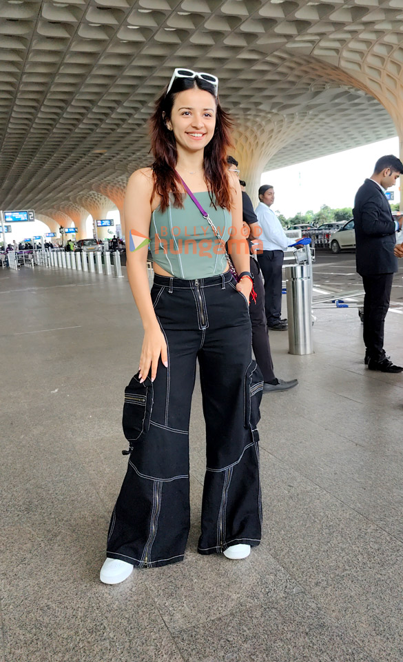 photos juhi chawla mahima makwana and shaan snapped at the airport 2