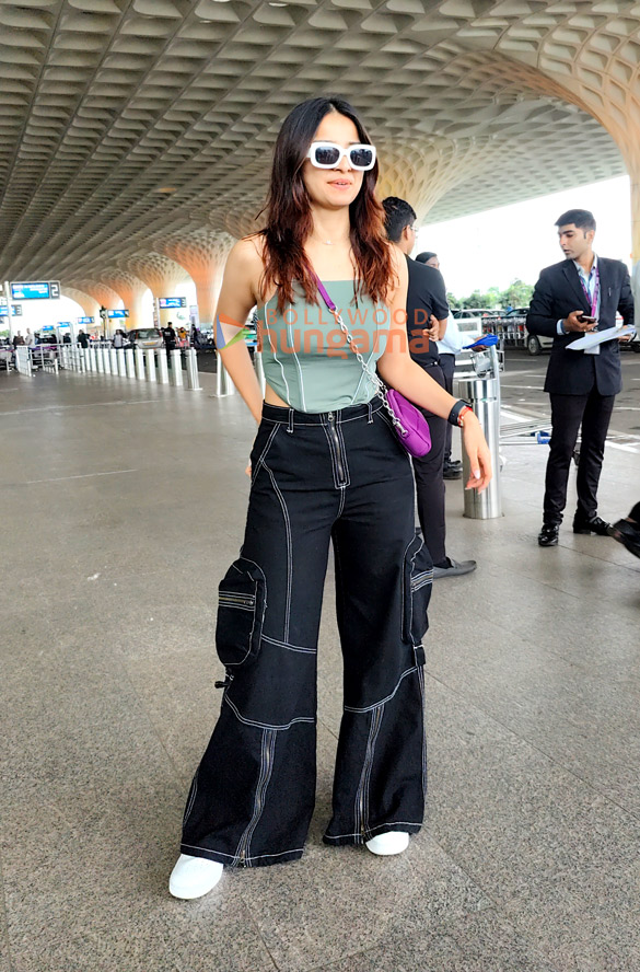 photos juhi chawla mahima makwana and shaan snapped at the airport 5
