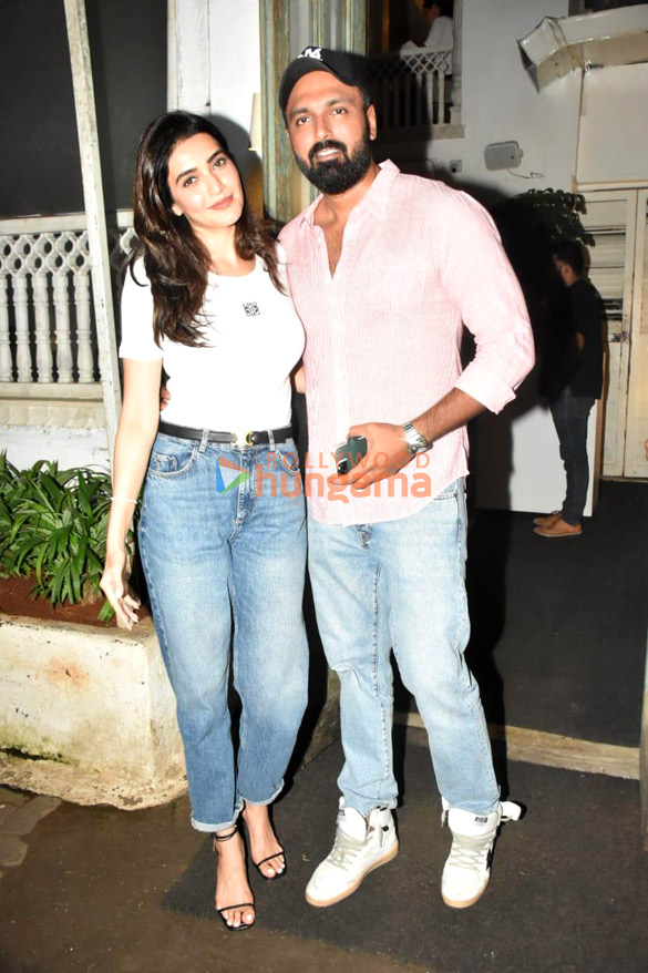 photos karishma tanna and varun bangera snapped in bandra 1